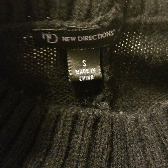 $5 ITEM. Black and white pockadot sweater - Picture 3 of 8